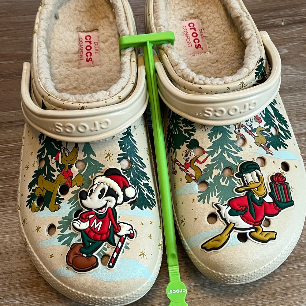 Disney parks 2022 exclusive Christmas crocs Mens size 10 NWOT- never worn!!!
